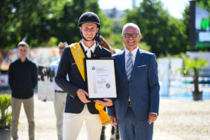 DSC 4837 300x201 - Goldenes Reitabzeichen für Johannes Brodhecker